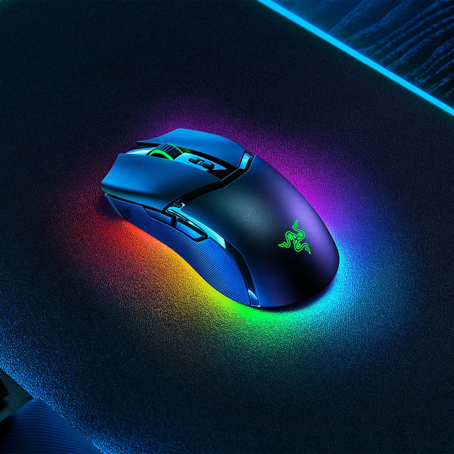Razer Cobra Pro - ماوس ألعاب لاسلكي أبيض قابل للتخصيص مزود بتقنية Razer Chroma™ RGB